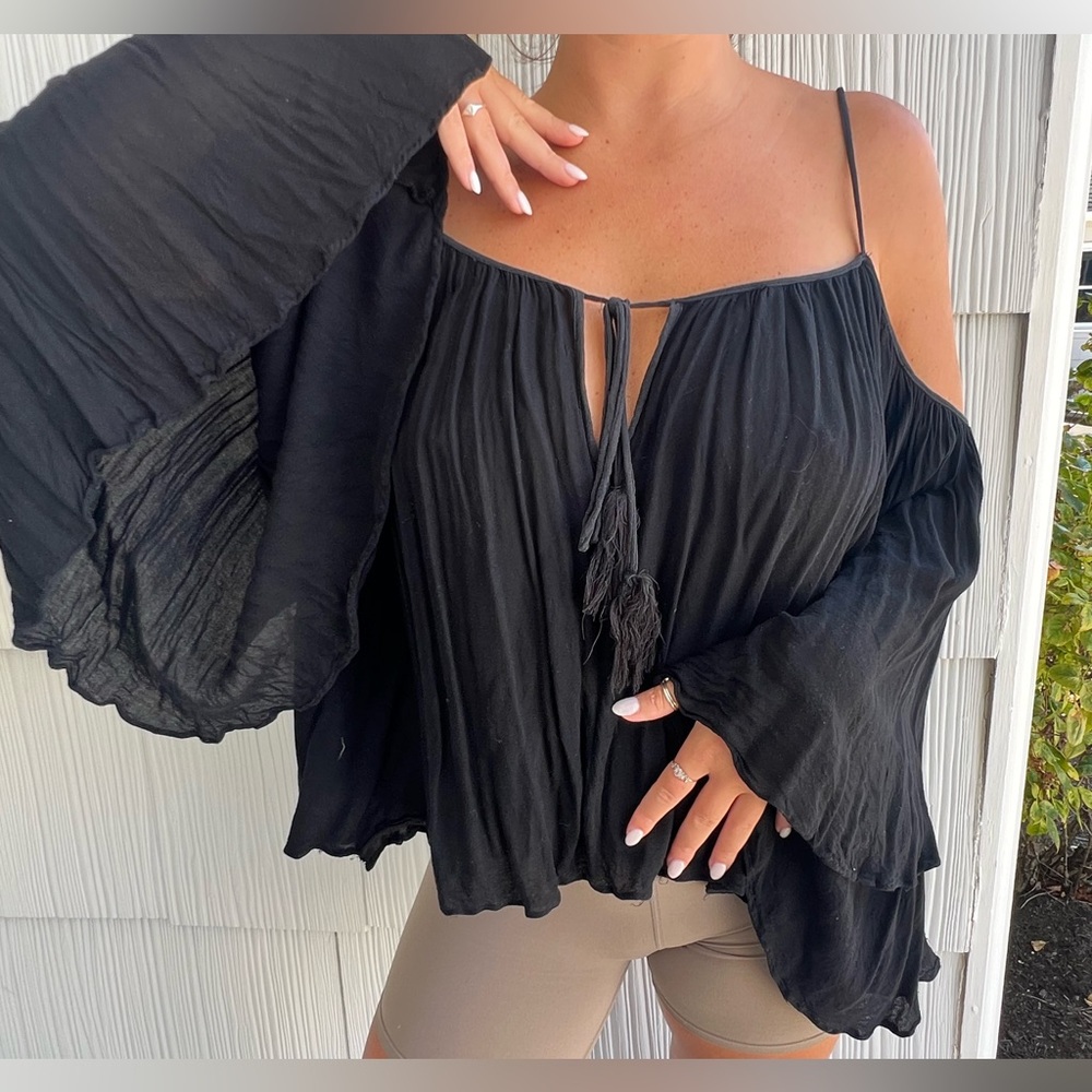 Flowy bell sleeve off the shoulder blouse🖤